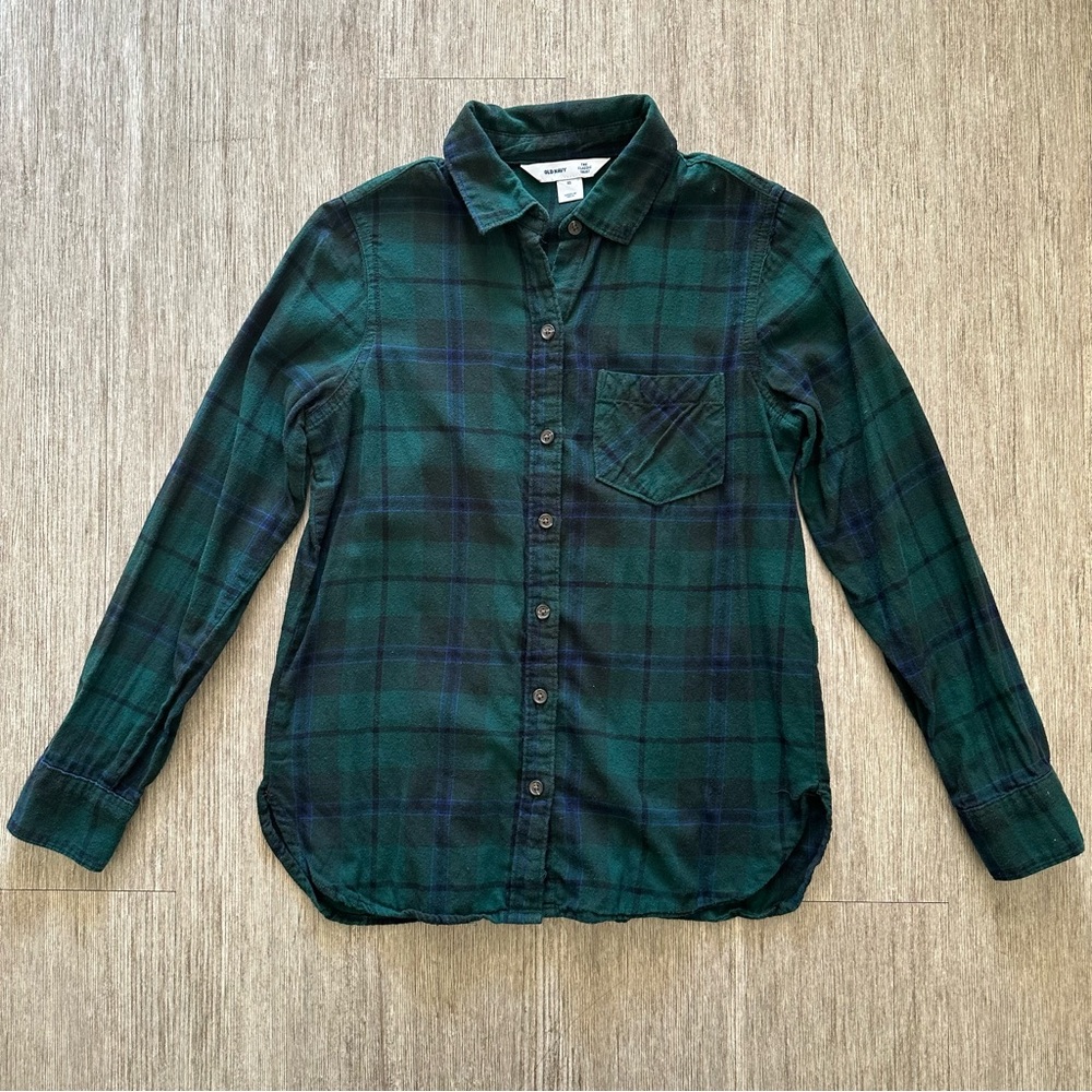 Casual Button Down Shirt in Green with Long Sleeves and Flannel Material